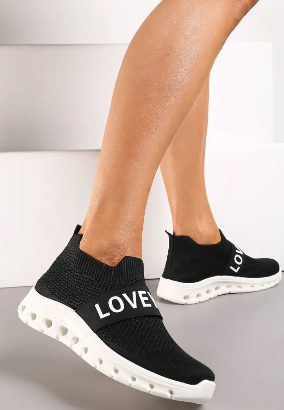 Czarne Buty Sportowe z Napisem LOVE i Elastyczną Cholewką Alaissa