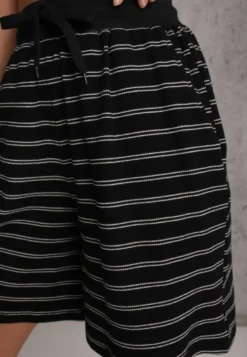 Czarne Casualowe Szorty High Waist w Prążki z Bawełnianej Tkaniny Lennliss