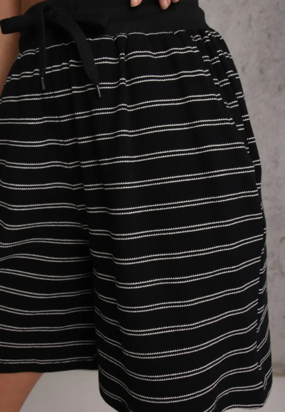 Czarne Casualowe Szorty High Waist w Prążki z Bawełnianej Tkaniny Lennliss