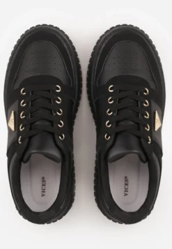 Czarne Chunky Sneakersy z Trójkątną Aplikacją VICES na Platformie Cezaline