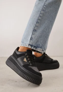Czarne Chunky Sneakersy z Trójkątną Aplikacją VICES na Platformie Cezaline