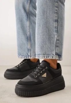 Czarne Chunky Sneakersy z Trójkątną Aplikacją VICES na Platformie Cezaline