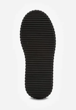 Czarne Chunky Sneakersy z Trójkątną Aplikacją VICES na Platformie Cezaline