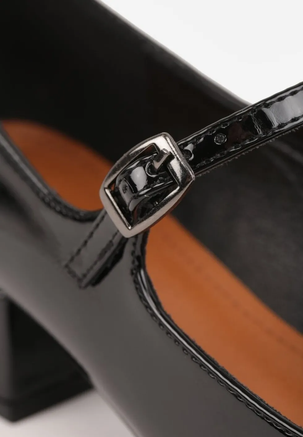Czarne Czółenka o Lakierowanym Połysku na Niskim Obcasie z Paskiem i Klamerką Karzina