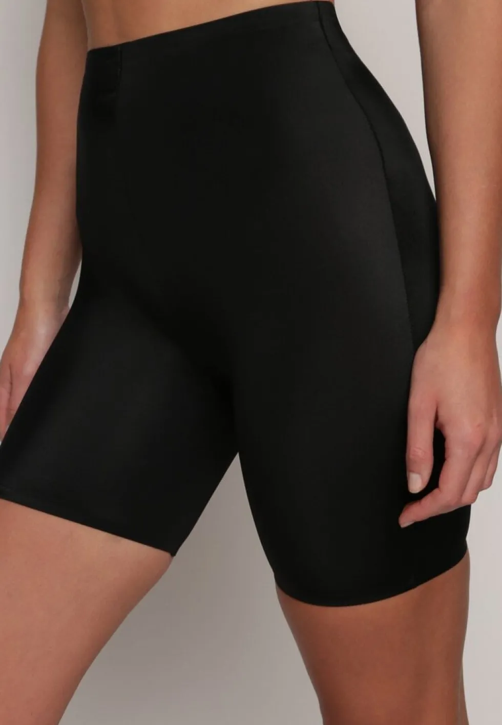 Czarne Elastyczne Szorty Biker Modelujące High Waist Swierisa