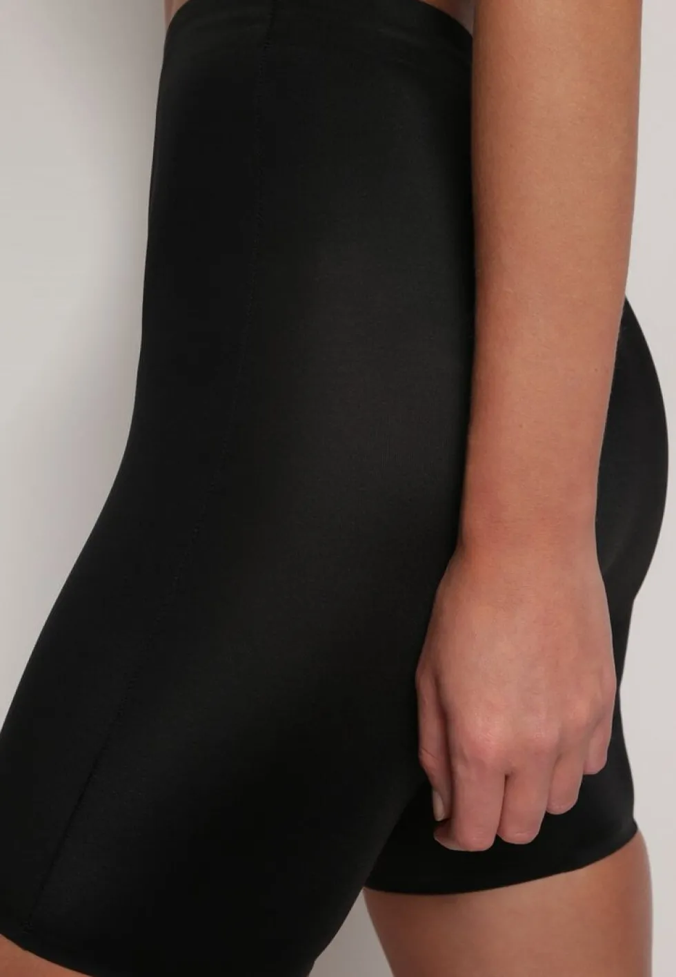 Czarne Elastyczne Szorty Biker Modelujące High Waist Swierisa