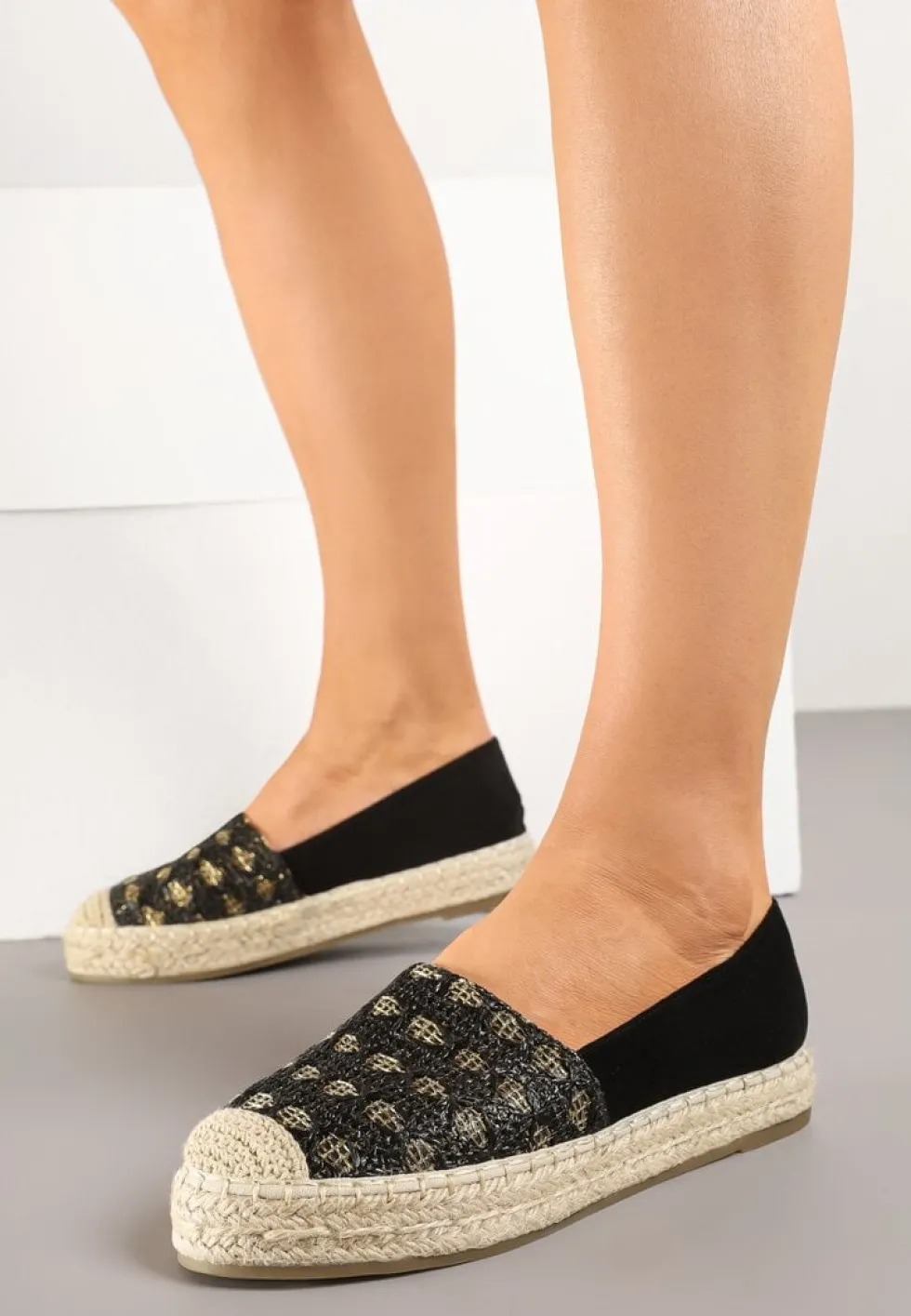 Czarne Espadryle Ozdobione Plecionką i Geometrycznym Motywem Sdivoria
