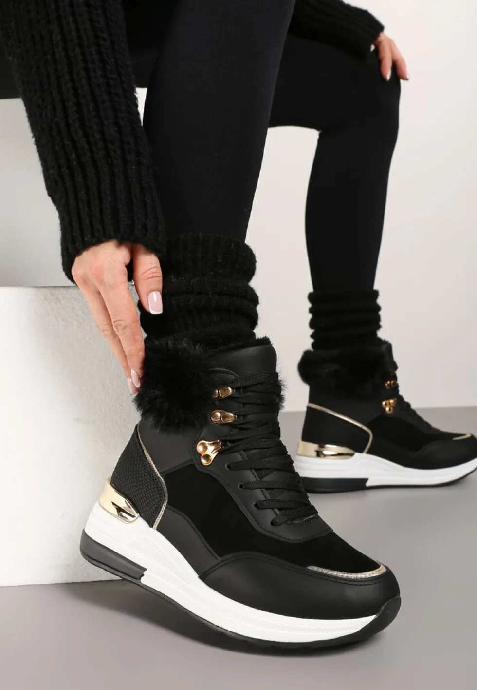 Czarne Futerkowe Sneakersy na Koturnie z Metalicznymi Wstawkami Kaithrin