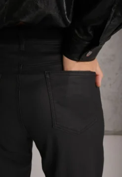 Czarne Jeansy Mom Fit Basic z Kieszeniami Adresa