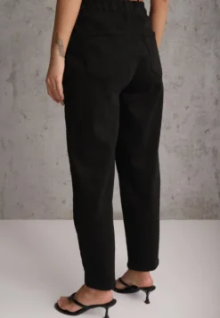 Czarne Jeansy Mom Fit z Bawełny ze Ściągaczem w Talii Carilera