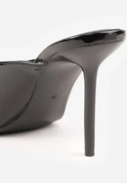 Czarne Klapki Peep Toe na Szpilce z Lakierowanym Połyskiem Sharvyra