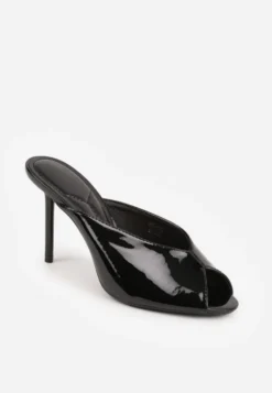 Czarne Klapki Peep Toe na Szpilce z Lakierowanym Połyskiem Sharvyra
