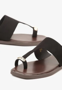 Czarne Klapki Vices Japonki z Metaliczną Ozdobą Arhelia