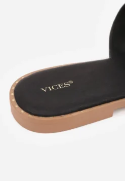 Czarne Klapki VICES z Wycięciami Nitami i Okrągłą Tłoczoną Klamrą Drentora