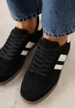 Czarne Klasyczne Sneakersy Typu Tenisówki ze Skóry Naturalnej Azurra