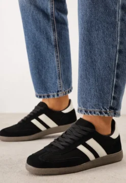 Czarne Klasyczne Sneakersy Typu Tenisówki ze Skóry Naturalnej Azurra