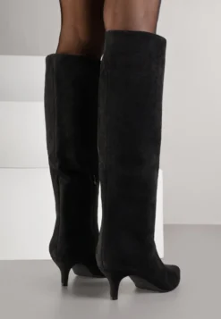 Czarne Kozaki na Kaczuszce z Elegancką Cholewką do Kolana Tesema