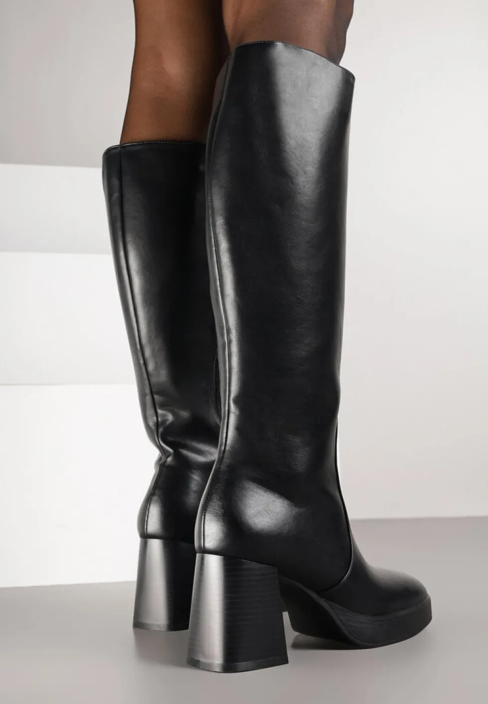 Czarne Kozaki na Słupku z Lekkim Ociepleniem Ansilaria