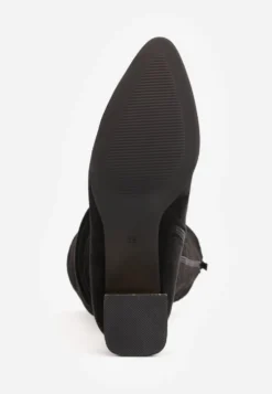 Czarne Kozaki z Marszczoną Cholewką na Słupku z Eleganckim Metalicznym Zdobieniem Emirone