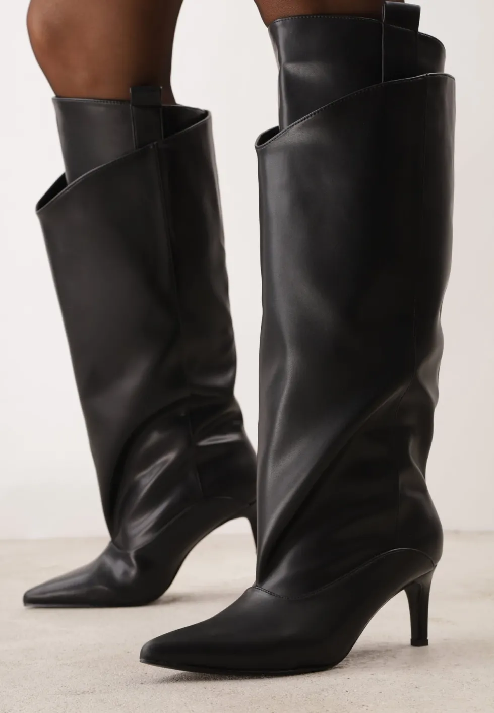 Czarne Kozaki z Ociepleniem z Asymetryczną Cholewką na Szpilce Kushi