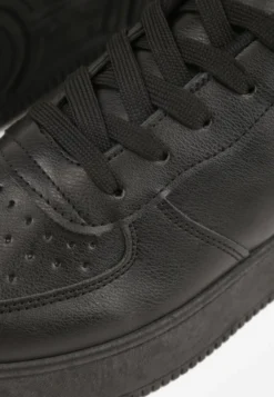 Czarne Kultowe Sneakersy na Grubej Podeszwie z Perforacją na Nosku Lissina