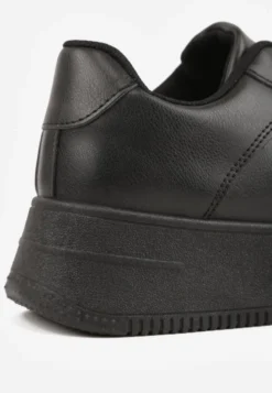 Czarne Kultowe Sneakersy na Grubej Podeszwie z Perforacją na Nosku Lissina