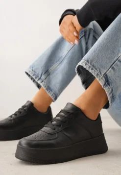 Czarne Kultowe Sneakersy na Grubej Podeszwie z Perforacją na Nosku Lissina