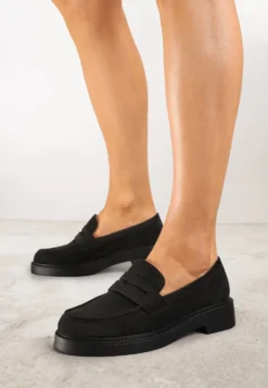 Czarne Mokasyny Ozdobione z Przodu Paskiem Jelzivis