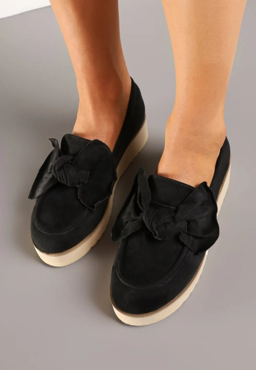 Czarne Mokasyny z Imitacji Zamszu na Niskiej Platformie z Ozdobną Kokardą Nusalena