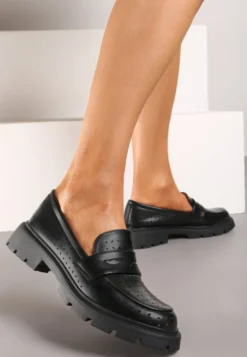 Czarne Płaskie Mokasyny o Ażurowym Wykończeniu Cevora