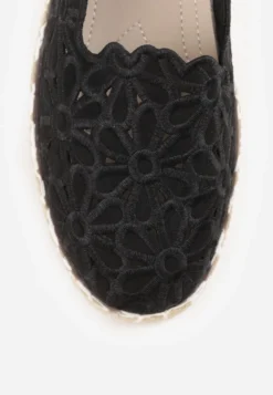 Czarne Plecione Espadryle Vices z Kwiatowym Motywem z Ażurowymi Wycięciami Honavia