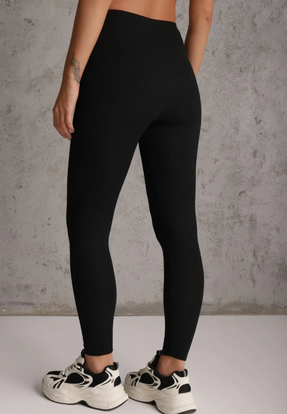 Czarne Prążkowane Legginsy High Waist z Haftowanym Napisem z Boku Eunedeia