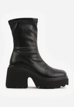 Czarne Przylegające Botki Vices w Stylu Grunge na Słupku z Ociepleniem Falarina