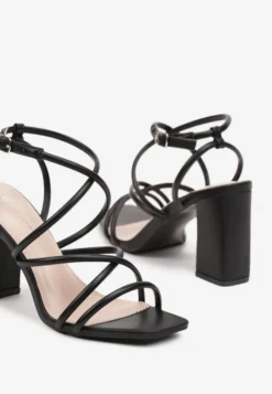 Czarne Sandały na Słupkowym Obcasie z Cienkimi Paseczkami Tinanique