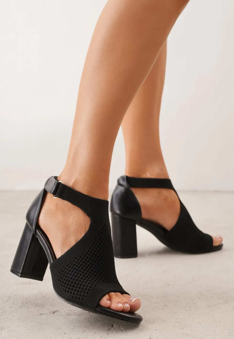 Czarne Sandały Soft Fit VICES na Obcasie w Stylu Botków z Elastyczną Ażurową Cholewką Comfort Omphopis