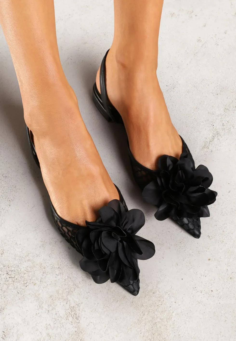 Czarne Sandały Vices Slingback z Siateczkową Cholewką Ozdobione Kwiatem 3D Lilivora