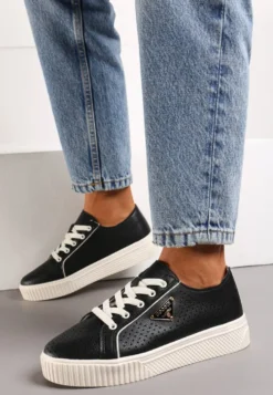 Czarne Skórzane Sneakersy z Perforacją i Metalicznymi Wstawkami Dernia
