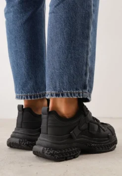 Czarne Sneakersy Chunky na Tłoczonej Platformie z Naszywką w Kształcie Serca Chylera