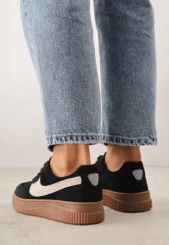 Czarne Sneakersy Kultowe Tenisówki z Zamszu Naturalnego ze Skórzaną Wkładką Rionae