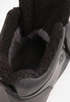 Czarne Sneakersy na Grubej Podeszwie Mocno Ocieplane Futrem Leavinael