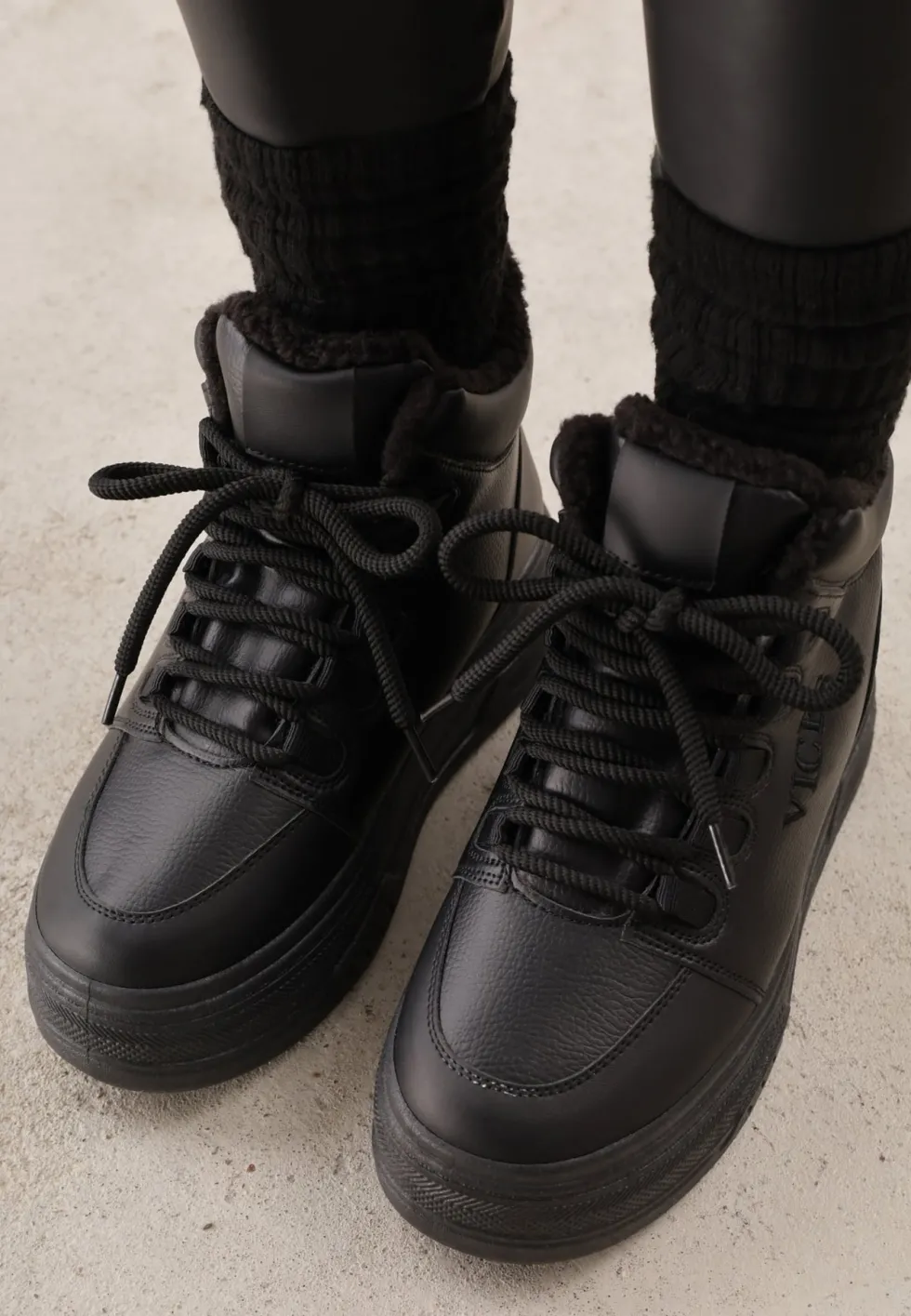 Czarne Sneakersy na Grubej Podeszwie Mocno Ocieplane Futrem Leavinael
