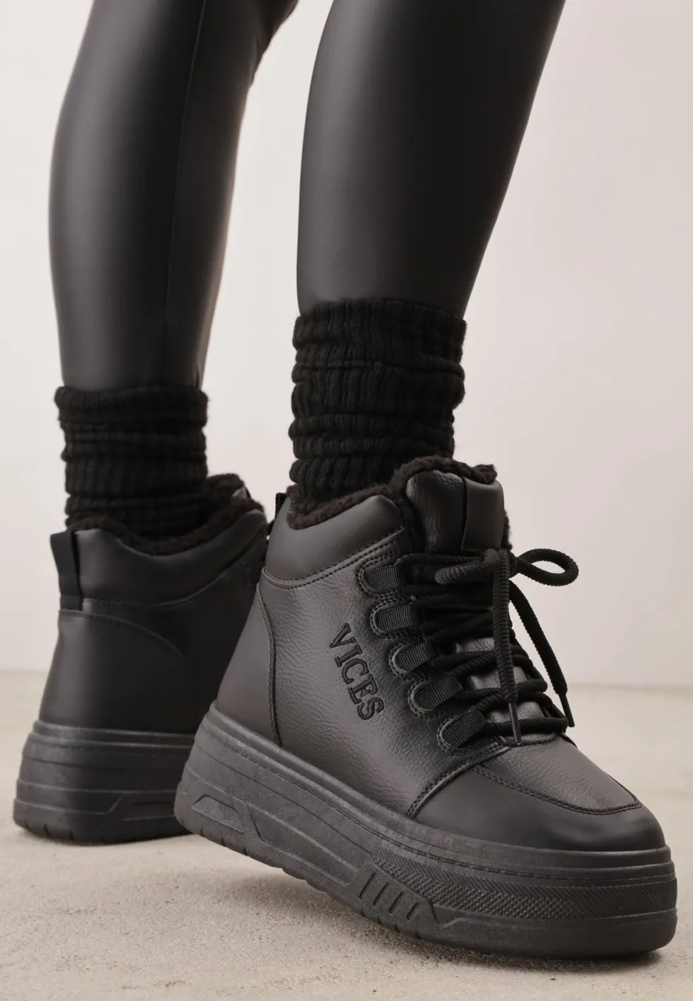 Czarne Sneakersy na Grubej Podeszwie Mocno Ocieplane Futrem Leavinael