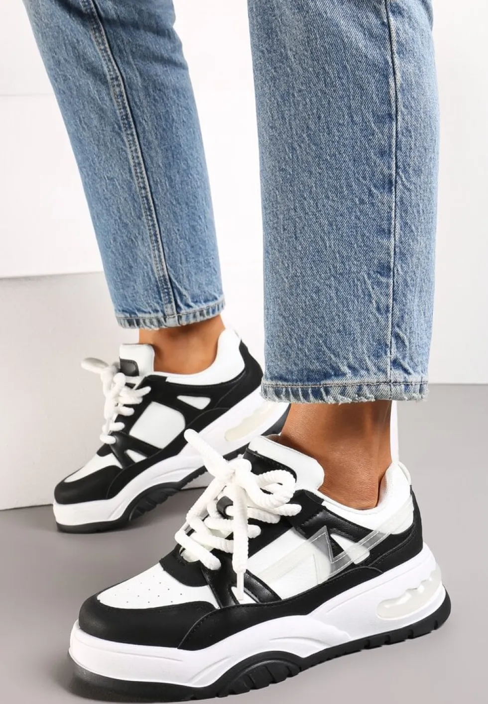 Czarne Sneakersy na Grubej Podeszwie z Szerokim Wiązaniem Iniestra