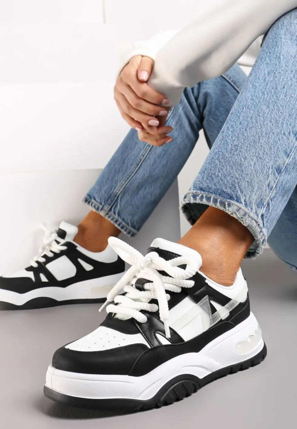 Czarne Sneakersy na Grubej Podeszwie z Szerokim Wiązaniem Iniestra