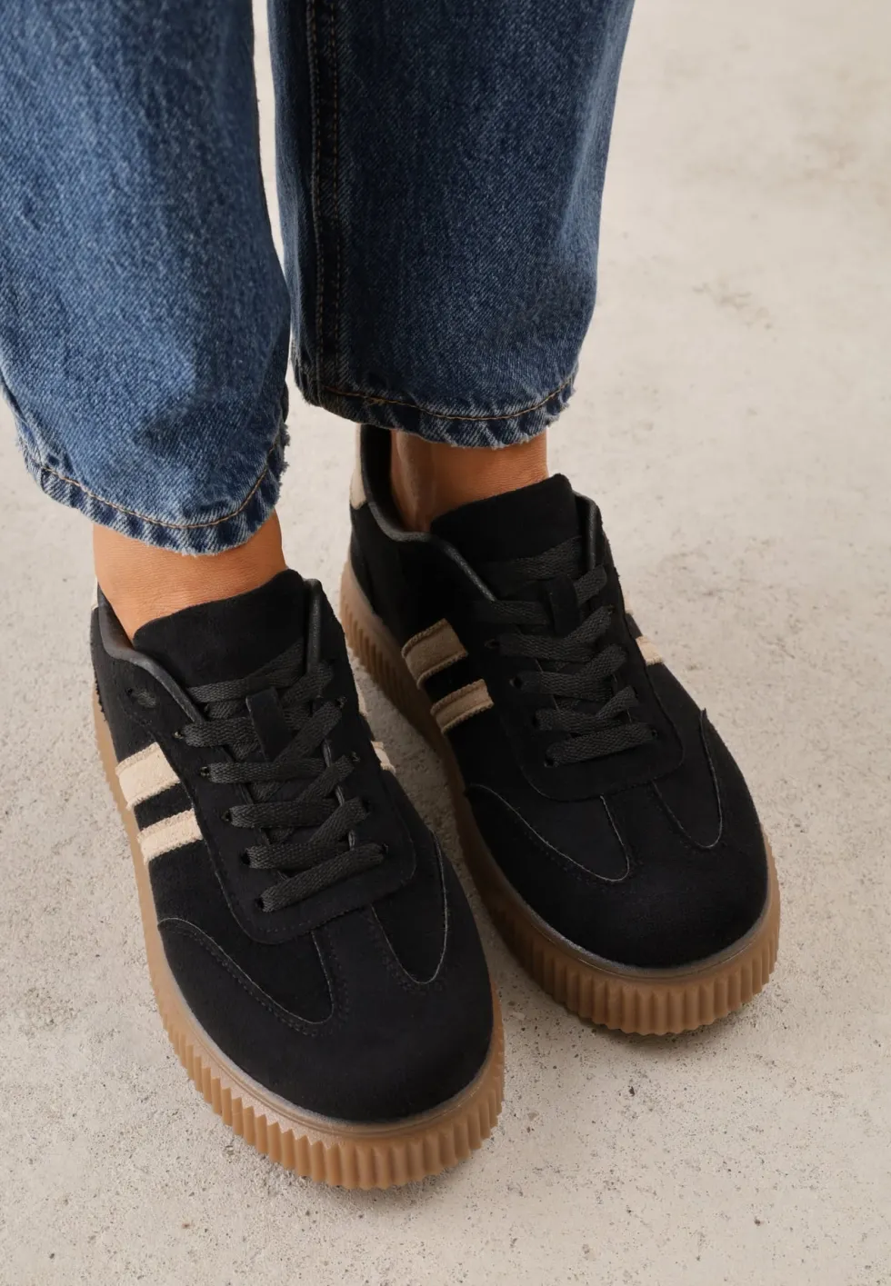 Czarne Sneakersy na Kauczukowej Tłoczonej Platformie Ozdobione Paskami Naifeh