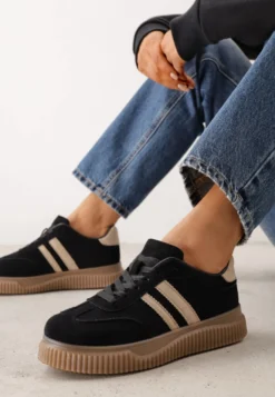 Czarne Sneakersy na Kauczukowej Tłoczonej Platformie Ozdobione Paskami Naifeh