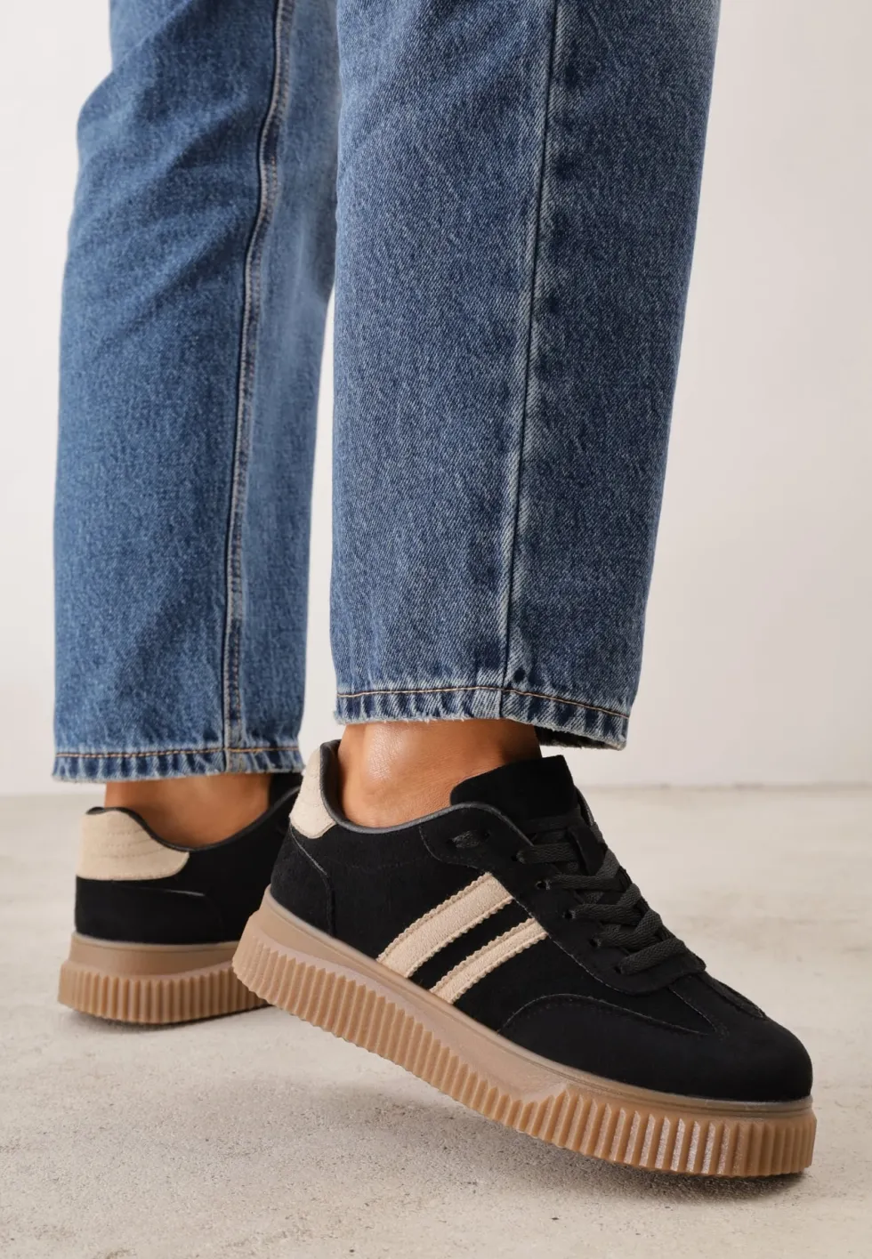 Czarne Sneakersy na Kauczukowej Tłoczonej Platformie Ozdobione Paskami Naifeh