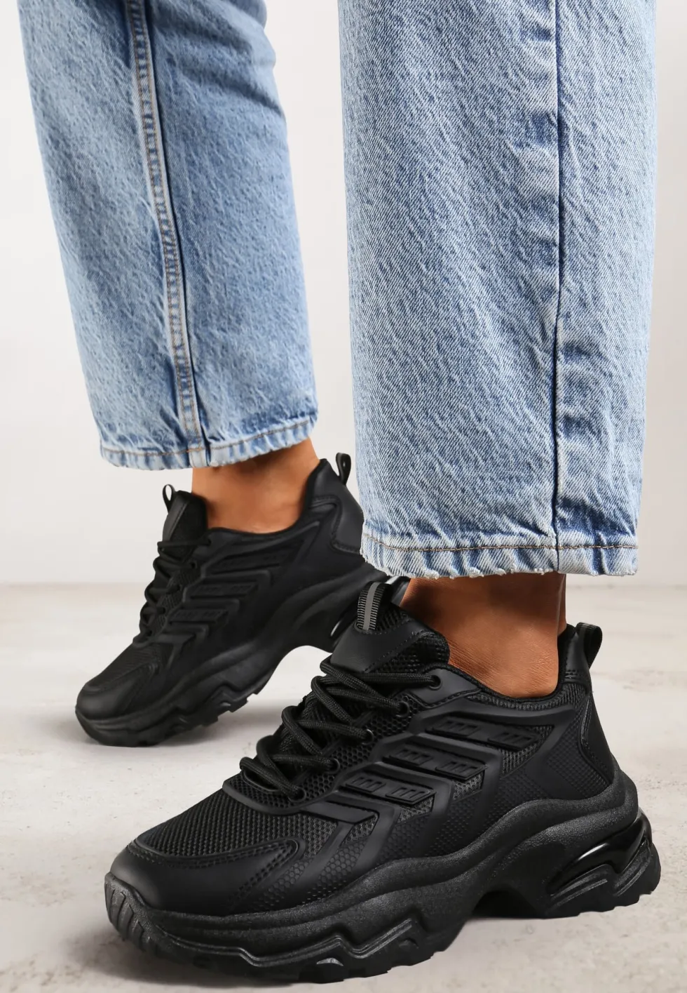 Czarne Sneakersy na Niskiej Platformie z Ozdobnymi Wstawkami na Cholewce Amrogia