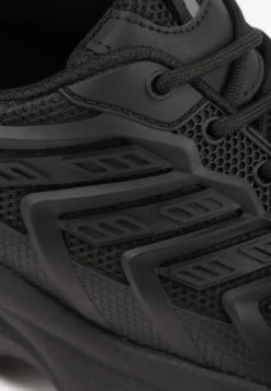 Czarne Sneakersy na Niskiej Platformie z Ozdobnymi Wstawkami na Cholewce Amrogia