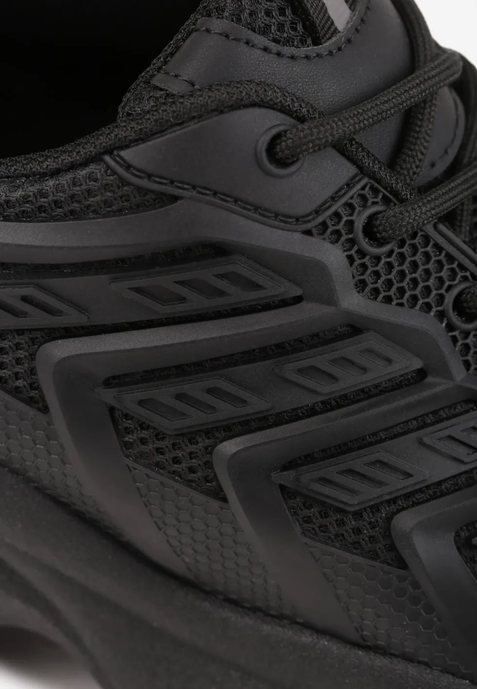 Czarne Sneakersy na Niskiej Platformie z Ozdobnymi Wstawkami na Cholewce Amrogia